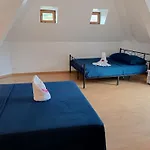 게스트하우스 Lou Castelou Pont D'estaing 3*
